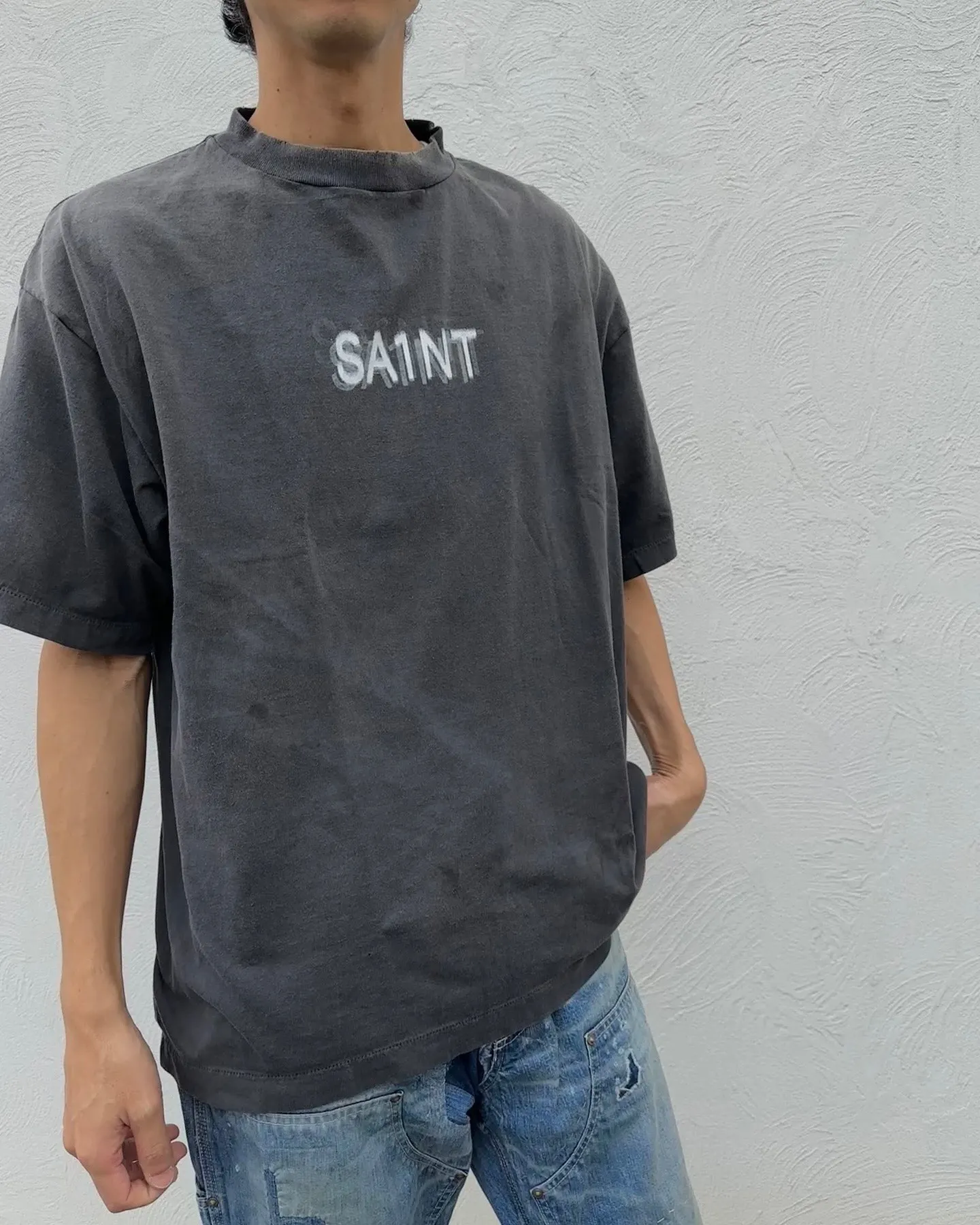 SAINT Mxxxxxx SEVEN DEADLY SS TEE/BLK Phantom SAINT Seven Deadly Sins Printed TEE Washed Black S-XL Look for cylindrical fabrics with no side seams. Don’t buy open width fabrics anymore. It’s boring. Assute garments are dyed. The whole piece is sprayed with Ma Liu. Then spray the heavy parts to fade. The collar and cuffs are frayed. Many hangings are frayed. Accessories are complete. Customized original consistent main mark/wash mark/little angel anti-counterfeiting mark.